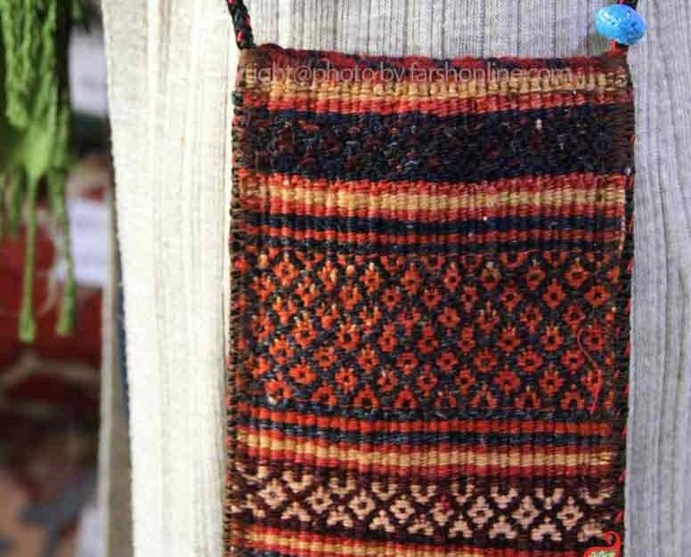 کیف گلیمی دستباف با ترکیب نقش های روستایی و پرداخت هنرمندانه 2